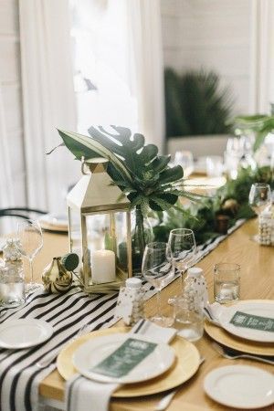 Elegant Botanical Tablescape from @cydconverse with gold dinosaur detail (boy baby shower) Botanical Tablescape, Baby Shower Elegante, Tropical Baby Shower, Fiesta Tropical, Elegant Baby Shower, Baby Shower Invitaciones, Dinosaur Baby Shower, Shower Inspiration, Baby Shower Table