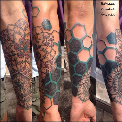 Honey Tattoos, Matching Flower Tattoos, Hexagon Tattoo, Honeycomb Tattoo, Geometric Sleeve Tattoo, Flower Wrist Tattoos, Traditional Tattoo Sleeve, Best Tattoo Ideas, Tatuaje A Color