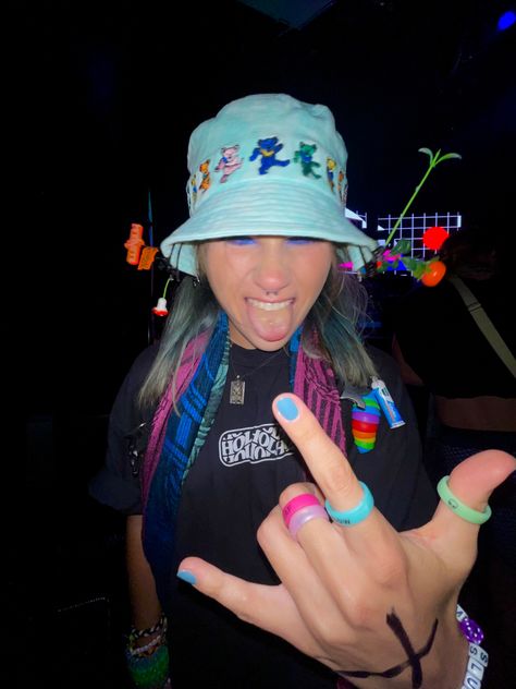 Rave Girl Aesthetic, Dubstep Outfits, Rave Girl Outfits Edm, Edc Rave Outfits, Rave Scene Aesthetic, Rave Outfits Festivals Raver Girl, Rave Friends Aesthetic, Edm Girl, Rave Concert