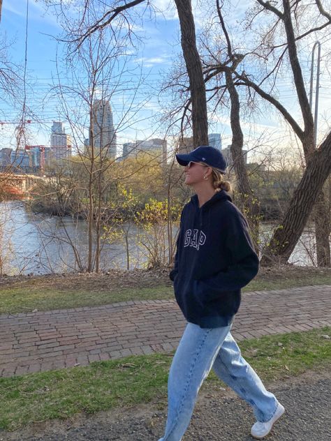 Baseball Outfit Cold, Navy Hat Outfit Baseball Caps, Navy Baseball Cap Outfit, Navy Hat Outfit, Blue Baseball Cap Outfit, Baseball Cap Outfit Fall, Blue Cap Outfit, Ball Cap Outfits, Trucker Hat Aesthetic