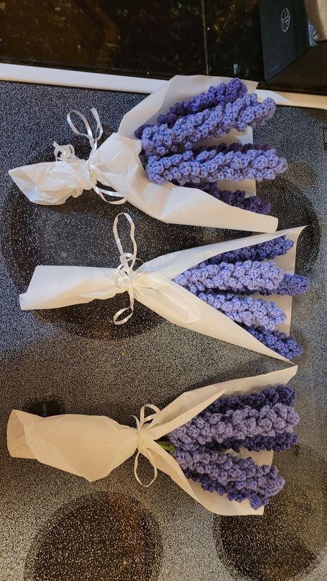 Crochet Flower Bouquet Lavender, Crochet Lavender Bouquet, Lavender Crochet, Crochet Jumper Pattern, Flower Bouquet Diy, Crochet Storage, Crochet Jumper, Crochet Bouquet, How To Wrap Flowers