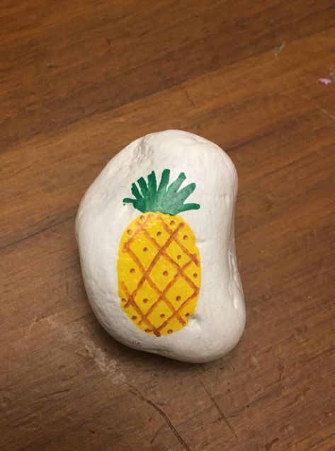 Pineapple painted rock Pineapple Rock Painting, Art And Craft Painting, Pineapple Painted Rocks, Painted Rocks Ideas Easy, Painted Rocks Fruit, Hawaiian Painted Rocks, Easy Pineapple Painting, Rocks Painted Like Food, Inspirational Painted Rocks