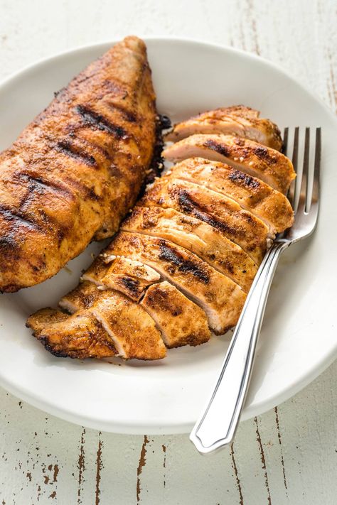 This easy grilled chicken uses a simple homemade dry rub to lock in incredible flavor with no fuss for the best BBQ chicken you've had in your life! Island Chicken, Healthy Chicken Marinade, Best Chicken Marinade, Chicken Marinade Recipes, Easy Grilled Chicken, Chicken Marinade, Grilled Chicken Recipes, Chicken Marinades, Chicken Breast Recipes