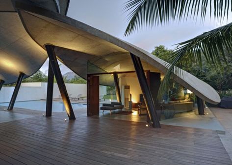 This home in India features organic concrete leaf-shaped canopies that provide both shelter and shade. Architecture Art Nouveau, Deck Canopy, Canvas Canopy, Concrete Leaves, Canopy Architecture, Canopy Bedroom, Backyard Canopy, Concrete Houses, Garden Canopy