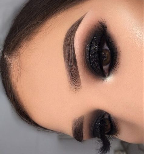 Easy Smokey Eye Tutorial, Trucco Smokey Eye, Easy Smokey Eye, Smokey Eye Makeup Steps, Black Smokey Eye Makeup, Dramatic Smokey Eye, Glitter Smokey Eye, Black Eye Makeup, Smokey Eye Easy