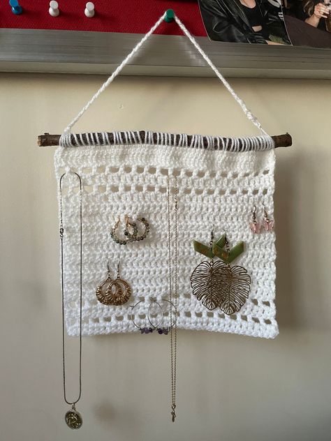 Crochet Earring Hanger, Diy Jewellery Holders, Crochet Jewellery Holder, Crochet Jewelry Holder Free Pattern, Crochet Jewelry Holder, Jewellery Hanger, Clay Jewellery Holder, Invisible Join, Jewlery Holder