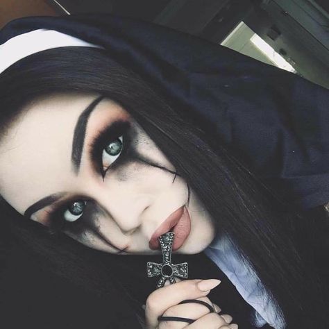 Nun Halloween Costumes Makeup, Nun Halloween Costume, Nun Halloween, Halloween Makeup Artist, Halloween Make-up Looks, Kiss Products, Creepy Halloween Makeup, Halloween Eye Makeup, Cute Couple Halloween Costumes