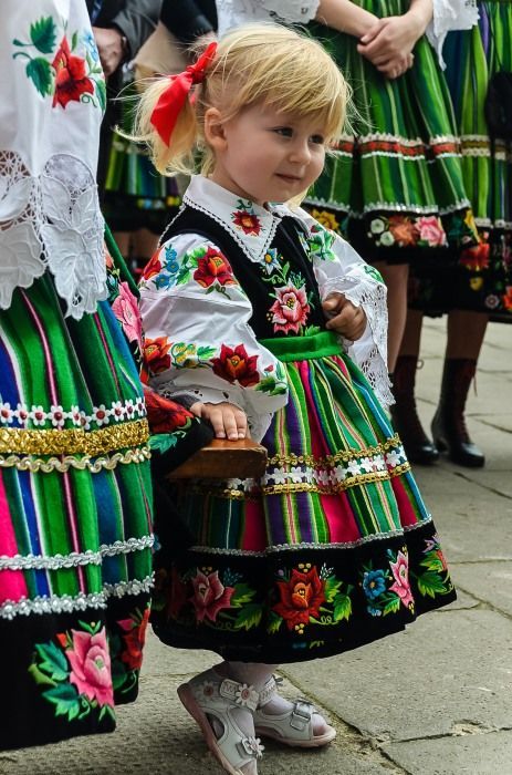 Polish Traditional Costume, Polish Dress, Polish Clothing, Polish Traditions, Folk Clothing, Kids Around The World, Krakow Poland, National Dress, Folk Dresses