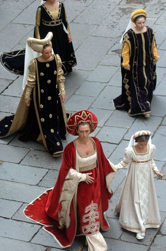 Italy Traditional Clothing, Middle Ages Fashion, Traditional Italian Clothing, Asti Italy, Italian Traditional Dress, 1400s Fashion, Medieval Italy, 15th Century Fashion, Italian Festival