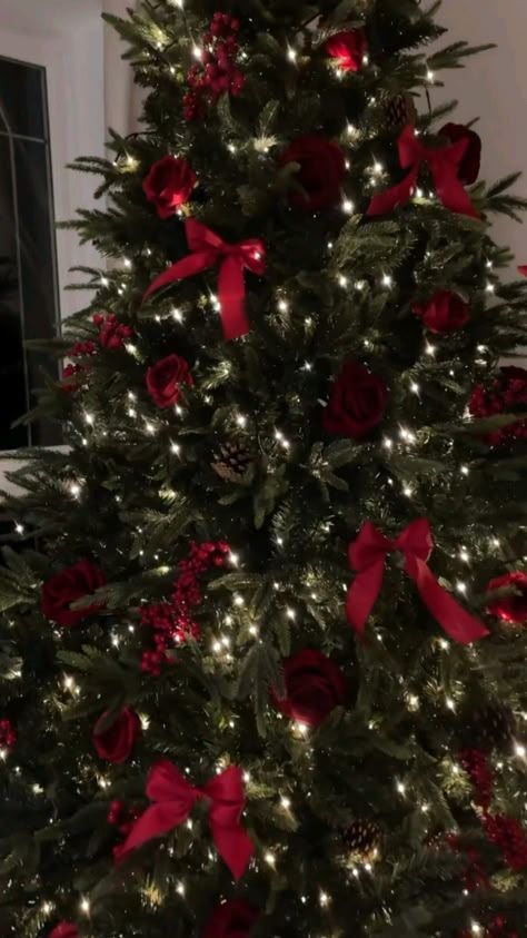 Red Roses On Christmas Tree, Red Rose Christmas Decor, Christmas Tree With Red Roses, Red Bows Christmas Tree, Red Rose Christmas Tree, Trendy Christmas Tree Decor Ideas, Christmas Tree With Roses, Red Christmas Tree Aesthetic, Red And Green Christmas Tree Ideas