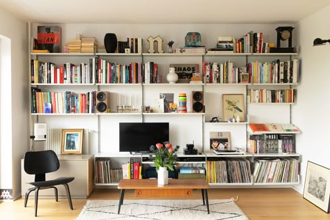 Shelves For Books, Bookshelves In Living Room, Paris Home, Wall Bookshelves, Living Room Shelves, Living Room Makeover, Apartment Interior, Home Office Design, White Wall