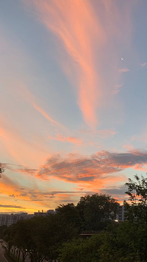 Cute Pictures Of The Sky, Pictures Of The Moon Aesthetic, The Moon In The Sky, Cute Sky Pictures, Cloud Pictures Sky, Pretty Pictures Of The Sky, Por Do Sol Aesthetic, Sunset Skys, 05 Pictures