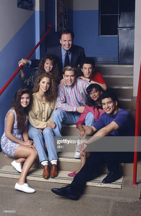 Zack Morris, Tiffani Amber Thiessen, Bell Pictures, Kelly Kapowski, Donna Mills, 90s Tv Shows, Nbc Tv, Movie Decor, Keds Style