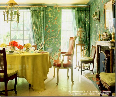 Miles Redd - over the top, gorgeous chinoiserie wallpaper and curtains. Tropical British Colonial Interiors, Boho Chic Dining Room, Chinoiserie Dining Room, British Colonial Interiors, Tropical British Colonial, Green Chinoiserie, Charlotte Moss, Lotus Garden, Green Dining Room