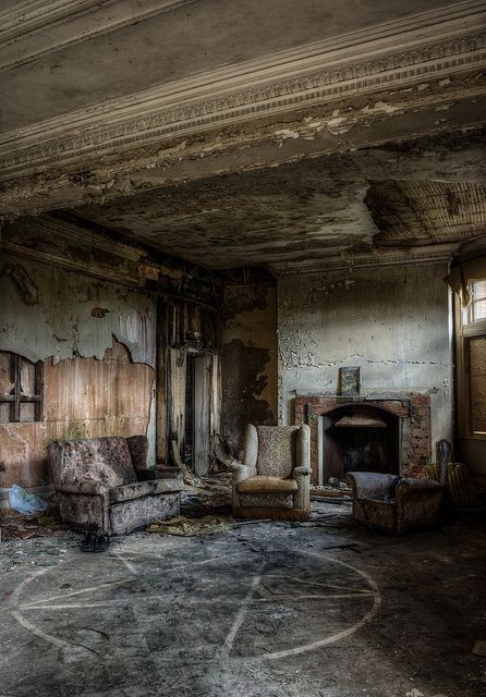 Creepy Abandoned Houses, Old Abandoned Houses Interiors, Run Down House Interior, Abandoned House Inside, Run Down House, Destroyed House, Ruined House, Abandoned Manor, Hunted House