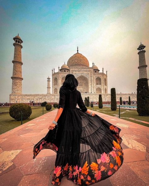 Tajmahal Love Wallpaper, Tajmahal Inspired Dress, Tajmahal Photoshoot Couple, Tajmahal Couple Photos, Taj Mahal Picture Ideas, Tajmahal Photoshoot Dress, Tajmahal Photography Taj Mahal, Taj Mahal Poses, Taj Mahal Photo Ideas