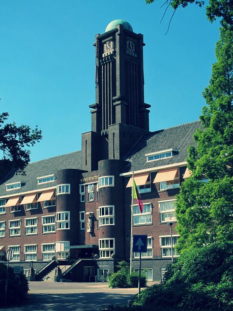 Art Deco Arquitectura, Art Deco Ideas, Amsterdam School, Water Towers, Art Deco Bar, Unusual Buildings, Deco Architecture, Art Deco Sculpture, Art Deco Buildings