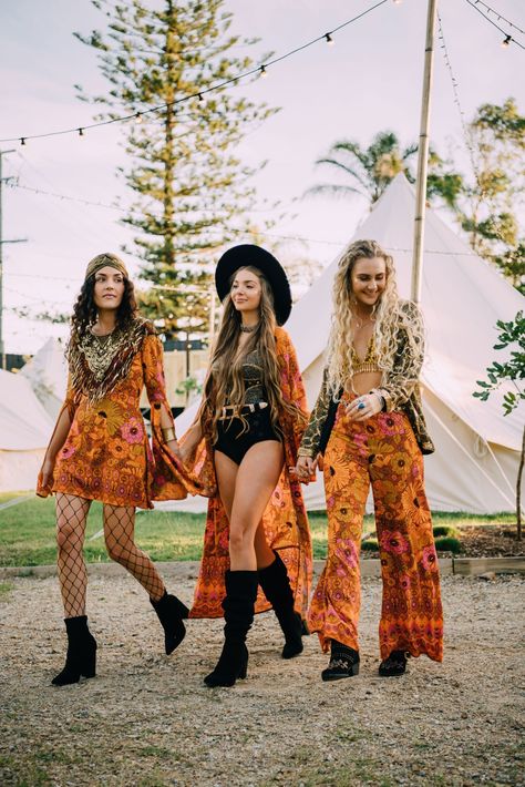 Festival Themed Outfit, Festival Theme Outfit Ideas, 70s Fashion Festival, Summer Festival Outfit Ideas Coachella, Coachella Group Outfits, Festival Outfit Dress, Flowy Festival Outfits, Hippy Party Outfit, Shaky Knees Festival Fashion