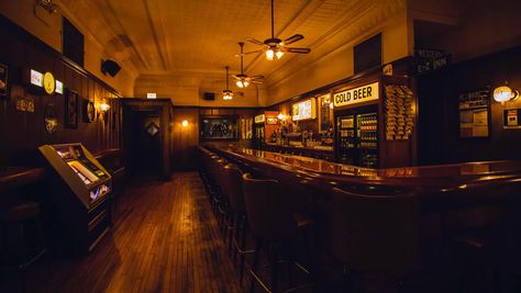 What Makes a Bar a True Dive Dive Bar Interior Design, Dive Bar Exterior, American Dive Bar, Dive Bar Decor Ideas, Dive Bars Aesthetic, Vintage Bar Aesthetic, Dive Bar Aesthetic, Bartender Aesthetic, 90s Bar