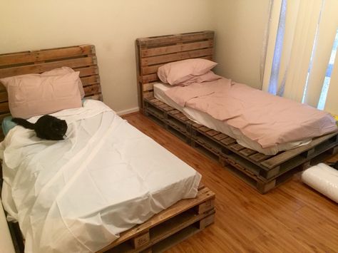 Wooden Pallet single beds. Pallet Twin Beds, Pallet Wall Bedroom, Pallet Furniture Bed, Pallet Projects Bedroom, Wooden Pallet Beds, Wood Pallet Beds, Pallet Bed Frames, Pallet Bed Frame, Deco Room