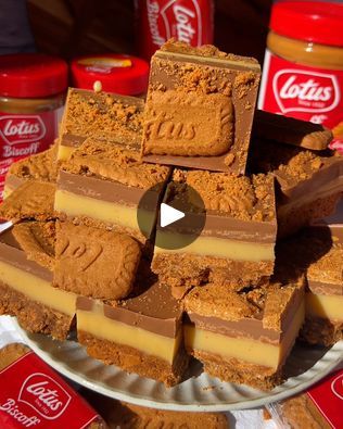 Biscoff caramel slices | No-Bake Biscoff Caramel Slices 🍫👩‍🍳 | By LADbible AustraliaFacebook Biscoff Caramel, Caramel Slices, Food To Bake, Sweet Slices, No Bake Slices, Biscoff Recipes, Caramel Ingredients, No Bake Recipe, How To Melt Caramel