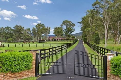 Horse Farm Layout, Farm Gates Entrance, Gated Driveway, Acreage Landscaping, Driveway Entrance Landscaping, Farm Entrance, Ranch Gates, Horse Barn Ideas Stables, Horse Barn Designs