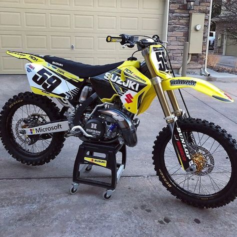 @sambo.59’s Clean Suzi  #elitesteeze #enduro #rm125 #rm85 #rm250 #rm250af #rm250afs #suzukirm  #2stroke #twostroke #suzuki125 #suzuki #moto… 250 Dirt Bike, Suzuki Motocross, Suzuki Dirt Bikes, Dirt Motorcycle, Mx Bikes, Dirt Bike Racing, Cool Dirt Bikes, Enduro Motorcycle, 4 Wheelers