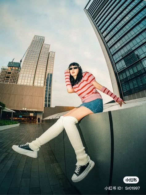 Street Photography Model, Fisheye Photography, Street Fashion Photoshoot, Y2k Photoshoot, Street Style Magazine, Urban Fashion Photography, 사진 촬영 포즈, Street Portrait, Pose References