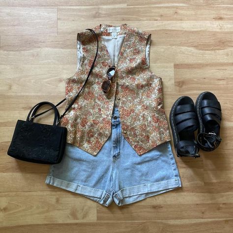 Vintage Casual Corner tapestry vest   🧡tan and... - Depop Vest Outfits For Women Vintage, Tapestry Vest Outfit, Vintage Vest Outfits For Women, Floral Vest Outfit, Corner Tapestry, Vintage Vest Outfit, 20s Clothes, Thrift Bundle, Rome Outfits