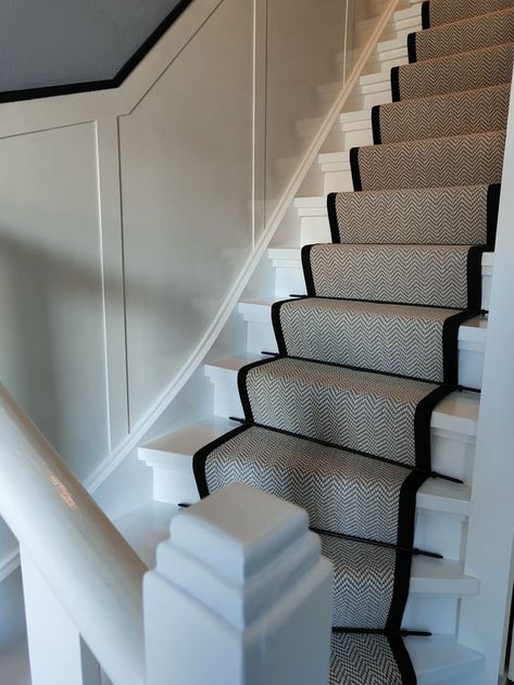 Uw traploper specialist Room Improvement, Black Stairs, White Stairs, Alternative Flooring, Chevron Carpet, Modern Stairs, Hallway Ideas Colour, Carpet Styles, Small Hallways