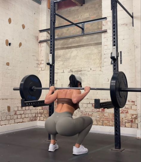 Gym Aesthetics Women, Squat Rack Aesthetic, Lift Weights Aesthetic, 2023 Vision Board Gym, Gym Fitness Aesthetic, Squatting Aesthetic, Women Working Out, Gym Girly Asthetic, Lifting Aesthetic Gym