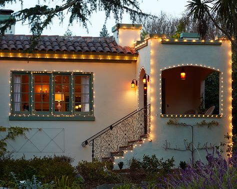 Spanish Colonial Bungalow Holiday Light Display: from Gardenista Outdoor Holiday Lights, What To Have For Lunch, Exterior Christmas Lights, Holiday Lights Outdoor, Christmas Lights Outside, Spanish Bungalow, Holiday Lights Display, Christmas House Lights, Spanish Style Home