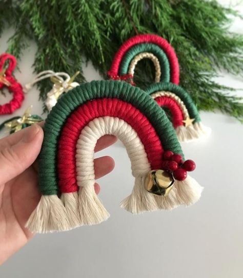 Wool Christmas Crafts, Christmas Craft For Adult Group, Boho Crafts Diy, Rainbow Macrame, Macrame Christmas, Creative Gift Wraps, Handmade Christmas Crafts, Macrame Patterns Tutorials, Macrame Ideas