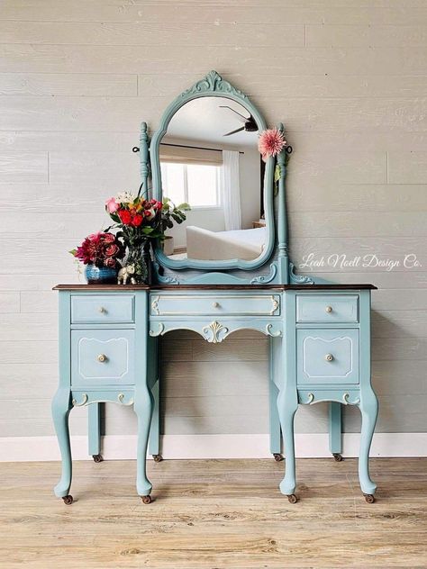 Love this classic vintage look of this vanity! Diy Painted Vanity, Repurposed Vanity Ideas, Painted Antique Vanity With Mirror, Refinished Vanity Makeup, Vintage Makeup Vanity Makeover, Antique Vanity Makeover Diy, Painted Vanity Makeup, Painted Vanity Ideas, Antique Vanity Ideas