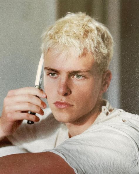 @jaronbaker Psychopath boy aesthetic Platinum Blonde Hair Men, Jaron Baker, Messy Blonde Hair, Bleached Hair Men, Short Bleached Hair, Cool Blonde Hair Colour, Petite Blonde, Men Blonde Hair, Blonde Hair Boy