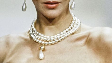 Vivienne Westwood RTW Fall/Winter 1994. Pearls Vivienne Westwood, Old Money Aesthetic Jewelry, Vivienne Westwood Necklace Aesthetic, Vivienne Westwood Pearls, Vivienne Westwood Choker, Vivienne Westwood Japan, Unsleeping City, Pearl Necklace Aesthetic, Vivienne Westwood Pearl Necklace