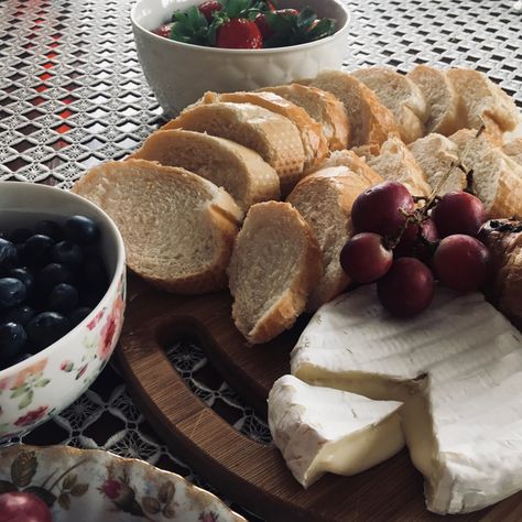 Baguette Charcuterie, Baguette Charcuterie Board, Aesthetic Baguette, Baguette Aesthetic, Cream Aesthetic, Bread Board, Cheese Bread, Wine Cheese, Food Is Fuel