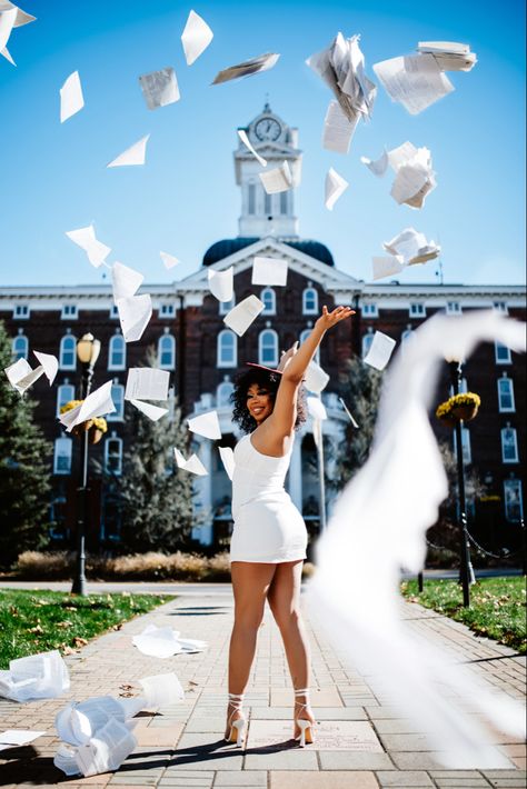 Graduation Pictures Outfits, Grad Photo Ideas, Graduation Shoot Ideas, College Grad Pictures, Grad Picture Ideas, Nursing Graduation Pictures, Senior Photoshoot Poses, College Graduation Pictures Poses, College Graduation Photoshoot