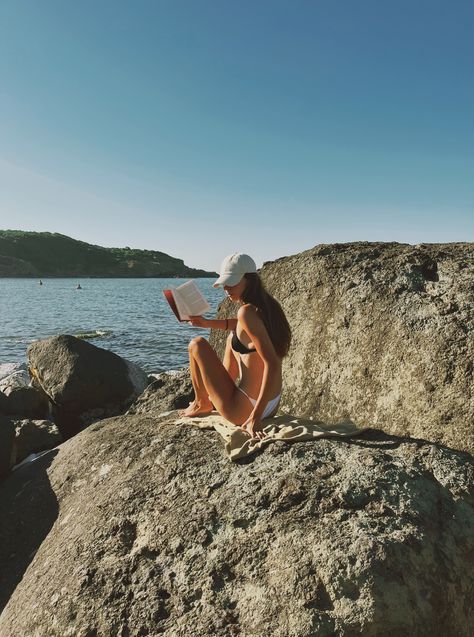 Beach reading Reading At Beach, Book Beach, Sunrise Beach, Woman Reading, Beach Reading, Girl Reading, Bubble Bath, By The Sea, Moana