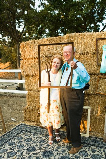 Decor Photobooth, Diy Wedding Photo Booth, Photo Booth Backdrop Wedding, Crazy Wedding, Dance Decorations, Booth Backdrops, Barn Parties, Barn Dance, Barn Wedding Decorations