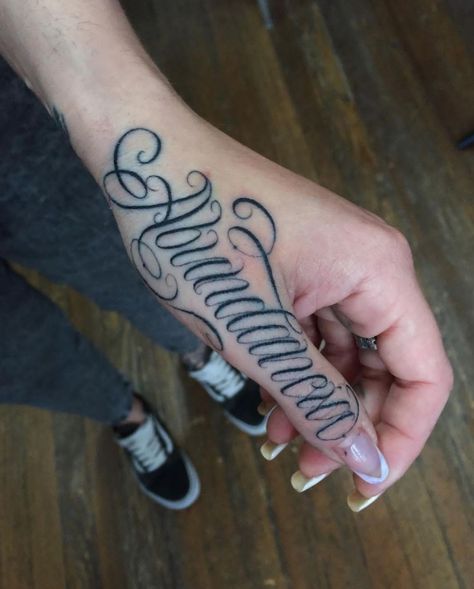 Graffiti Lettering Tattoo, Tattoo Writing Fonts, Tattoo Name Fonts, Abstract Tattoo Ideas, Optical Illusion Tattoos, Illusion Tattoos, Tattoo Script Fonts, Tattoos Inspo, Tattoo Lettering Design