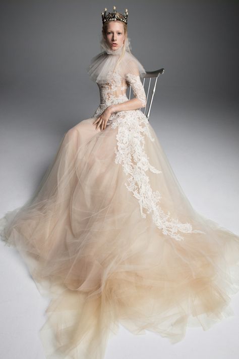 WedLuxe – Vera Wang – Fall 2019 Collection |  Follow @WedLuxe for more wedding inspiration! Vera Wang Couture, Most Expensive Wedding Dress, Expensive Wedding Dress, Inez Vinoodh, Vera Wang Bridal, Hunter Schafer, Vera Wang Wedding, Wedding Dresses Vera Wang, Colourful Wedding