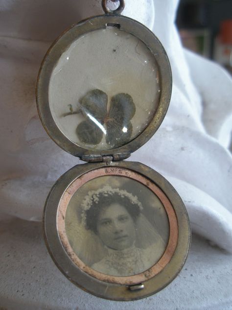 Antique Locket Aesthetic, Creepy Cute Aesthetic, Antique Things, Locket Vintage, Plus Wedding Dresses, Found Object Jewelry, Sentimental Jewellery, Victorian Locket, Antique Locket