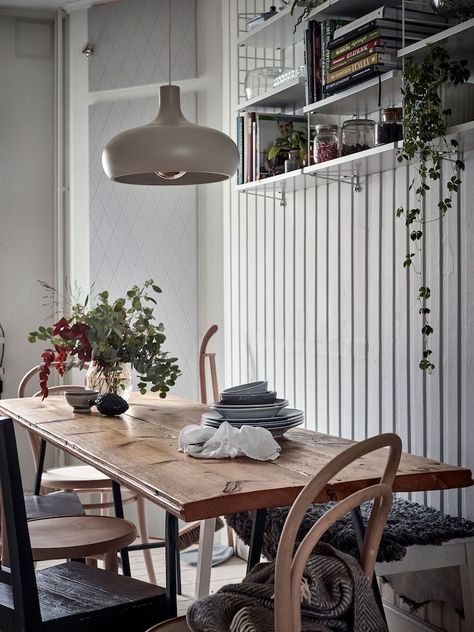 my scandinavian home: A Charming & Relaxed Swedish Home In Blue And White Old Tables, Danish House, White Wood Texture, Koti Diy, Swedish Apartment, Vintage Apartment, Diy Ikea, Ideas Hogar, Swedish House