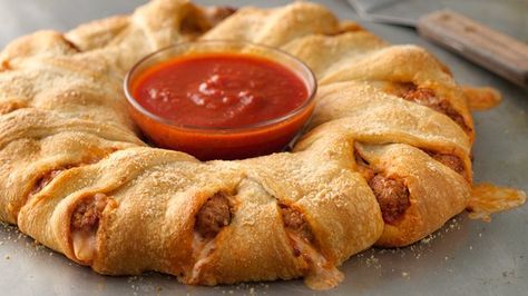 Italian Meatball-Stuffed Crescent Ring Crescent Ring Recipes, Crescent Roll Recipes Dinner, Crescent Recipes, Pillsbury Recipes, Crescent Ring, Crescent Roll Recipes, Italian Meatballs, Crescent Rolls, Rolls Recipe