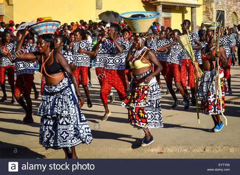 Angola Africa, Nigerian Culture, African Life, Ethnic Beauty, Culture Clothing, African Traditional Dresses, Folk Dresses, Ethnic Dress, Traditional Attire