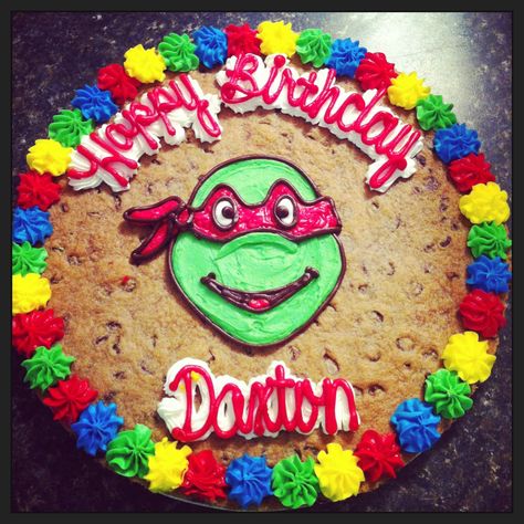 TMNT Cookie Cake For The Birthday Boy! I LOVE these! W a big side cup of frosting!!! yum <3 Birthday Cookie Cakes, Tmnt Cookies, Ninja Turtle Cookies, Giant Cookie Cake, Bolo Paris, Tmnt Party Ideas, Kids Birthday Cupcakes, Tmnt Cake, Rodjendanske Torte