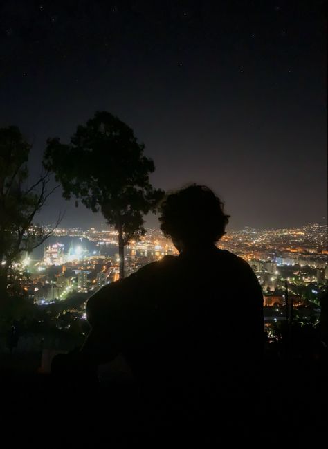 Silhouette | city lights | man photo pose | instagram idea | aesthetic | tumbrl Night Men Photography, Nighttime Photoshoot Ideas Men, Night Boy Aesthetic, Man Silhouette Aesthetic, Aesthetic Solo Pics, Instagram Post Ideas Men, Poses For Pictures Instagram Men, Streetlight Aesthetic, Solo Photoshoot Ideas