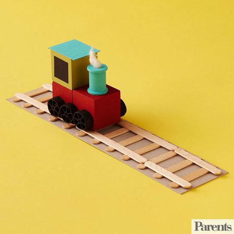 These easy-to-make wood crafts will have both you and your little ones creating animals out of wooden clothespins and train tracks out of Popsicle sticks. Time to start crafting! Craft Stick Projects, Train Crafts, Wood Train, Wooden Signs Diy, Wooden Clothespins, Interior Vintage, Woodworking For Kids, Diy Projects For Kids, Diy Wood Signs