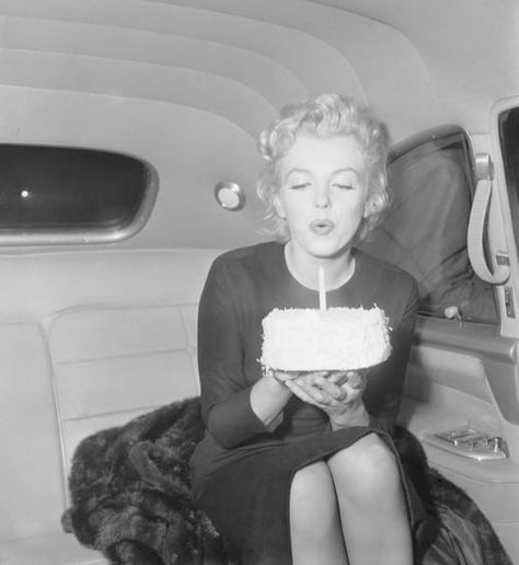 Image Marilyn Monroe Birthday, Klasik Hollywood, Cristina Ferreira, Photos Rares, Chinese Theater, Montgomery Clift, Jane Russell, Beautiful White Dresses, Actor Studio